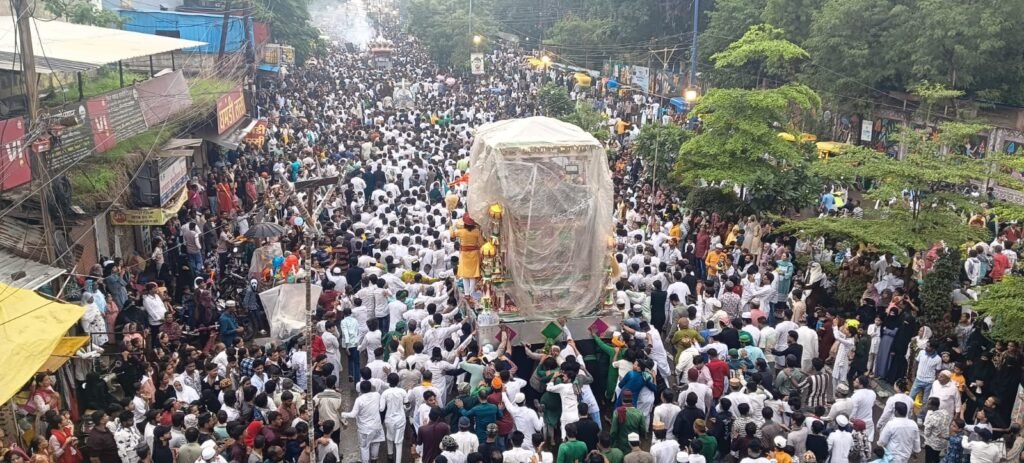 मोहर्रम का सरकारी ताजिया पारंपरिक मार्गों से होता हुआ धोबी घाट मैदान पहुंचा