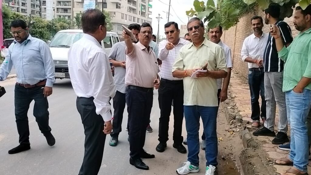 नगरीय प्रशासन विभाग के प्रमुख अभियंता एवं राष्ट्रीय राजमार्ग के रिटायर्ड अधिकारी ने किया स्ट्राम वॉटर ड्रेनेज एवं ग्वालियर की सड़कों का निरीक्षण