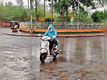 बरसते पानी मे डीपी से तार खींचते समय 2 लोगों की मौत