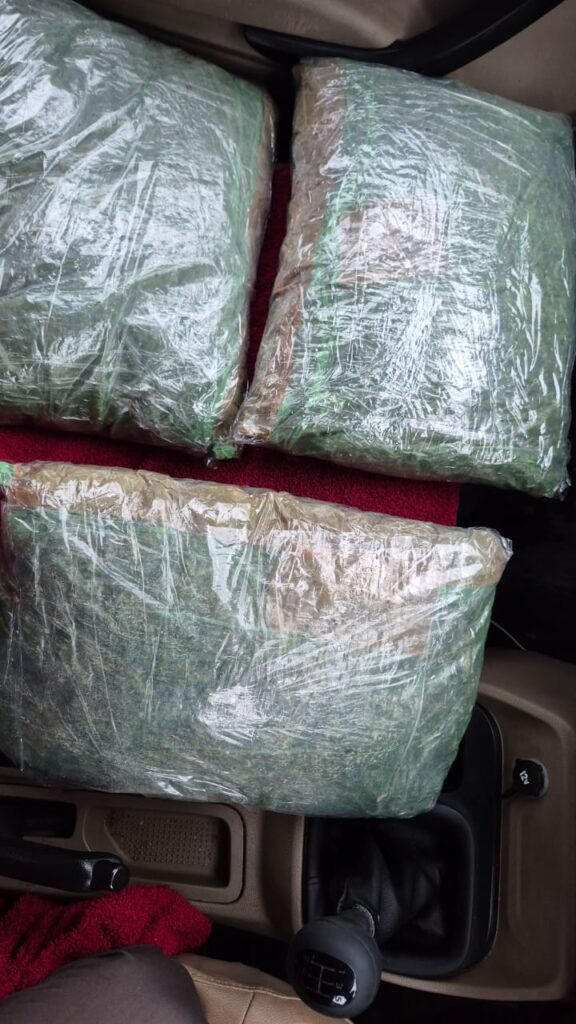 11 किलो 835 ग्राम गांजा पकड़ाया, महिला समेत चार गिरफ्तार