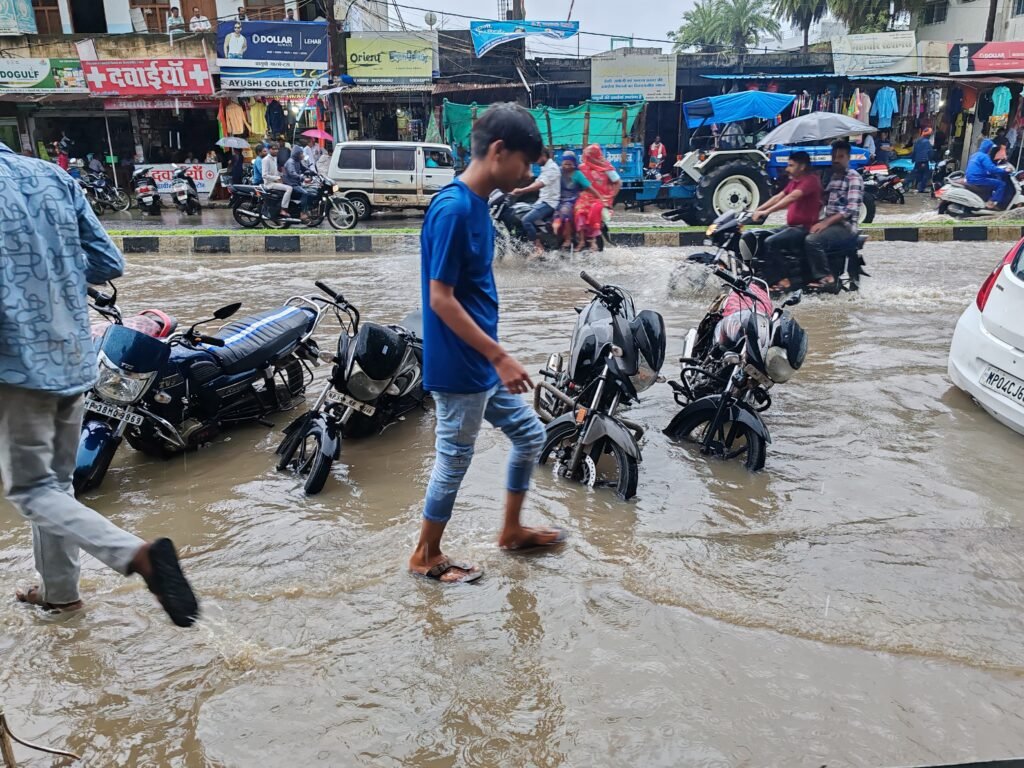 बारिश से सड़कों पर जल जमाव घंटों सड़क पर फंसे रहे वाहन