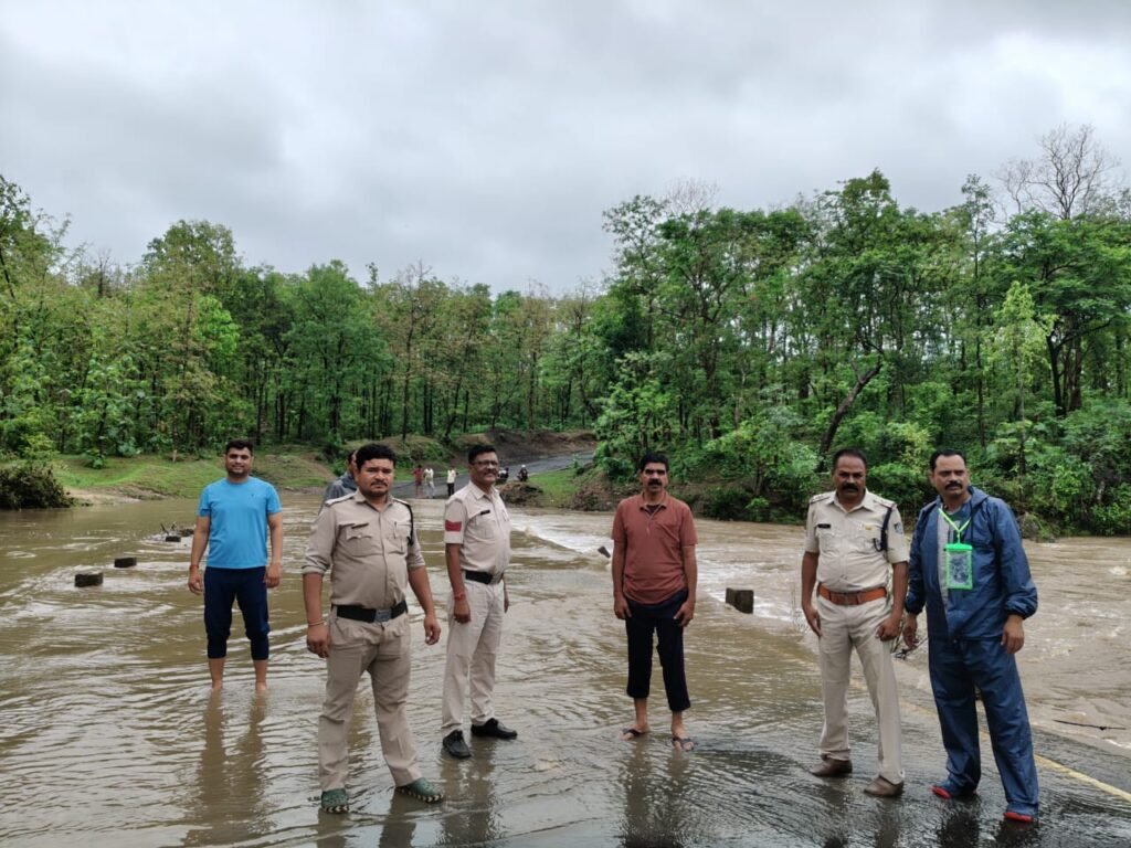 लगातार बारिश में भीमा नाला से बहे बछड़े को नैनपुर पुलिस ने बचाया – सराहनीय मानवीय पहल