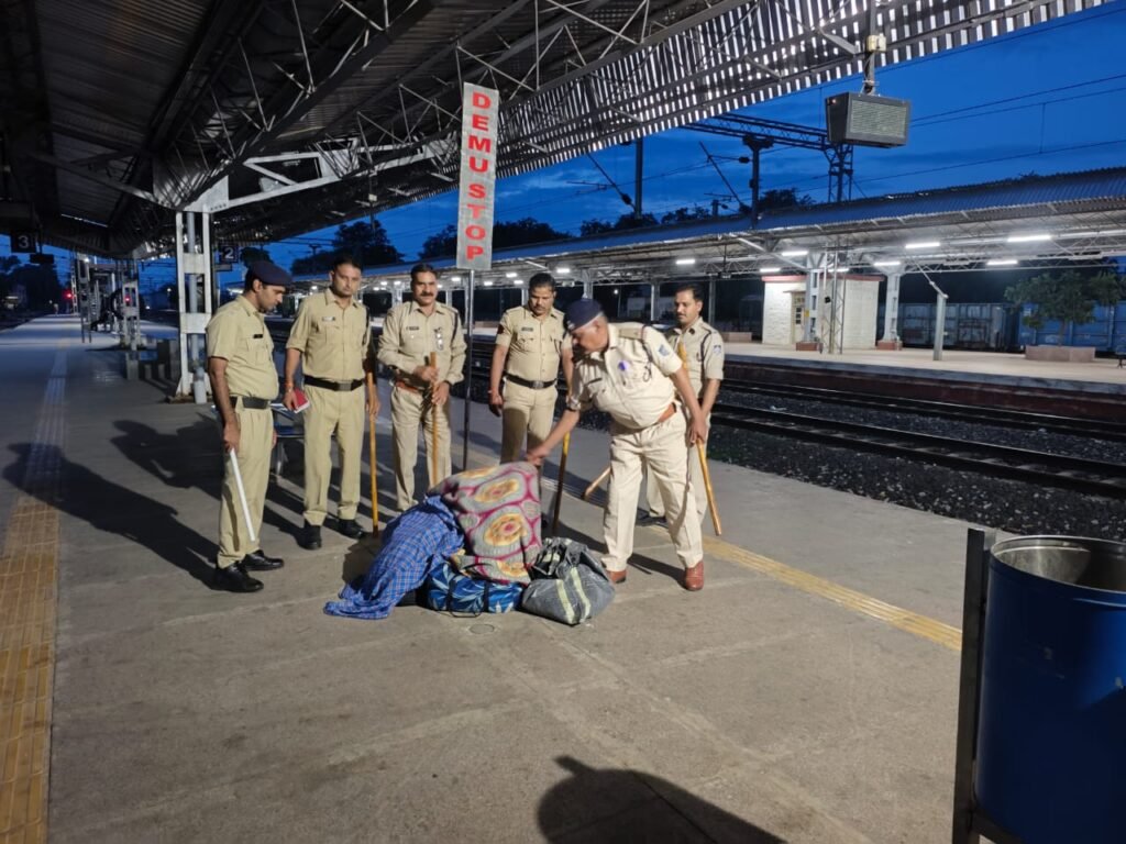 श्रावण मास की तैयारी: रेलवे स्टेशनों और ट्रेनों में GRP का सघन चेकिंग अभियान