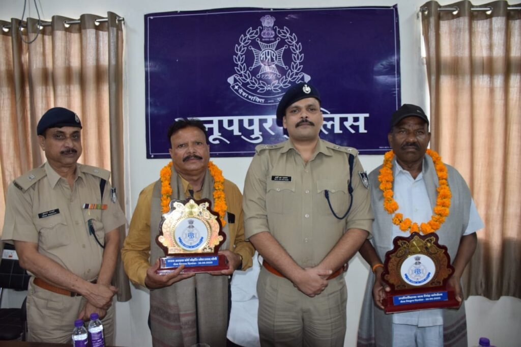 सेवानिवृत्त होने पर SI कोर्चाम और प्रधान आरक्षक सोनी को भावभीनी विदाई