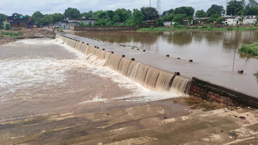 बटियायागढ़ की जुड़ी नदी का पानी पुल की ऊपर से बह रहा