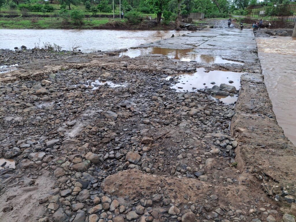 बाढ़ से नदी पर बना पुल क्षतिग्रस्त,गढड़े, जान जोखिम में डालकर कर आवागमन