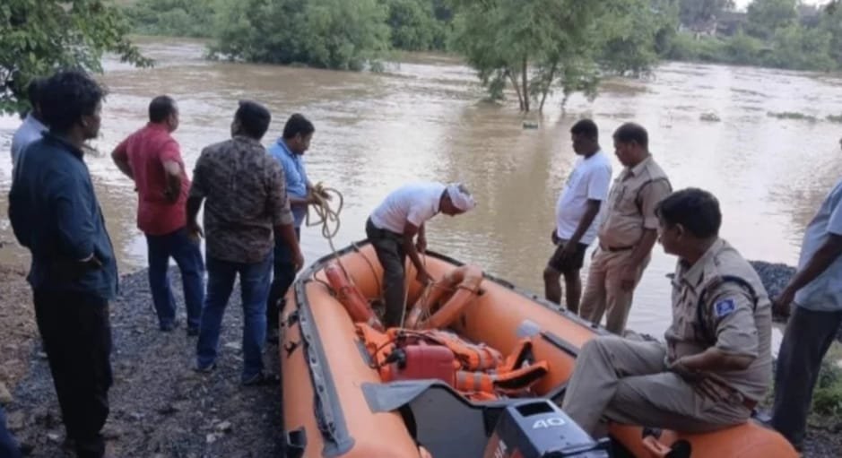तेज बहाव में फंसे युवक का रेस्क्यू