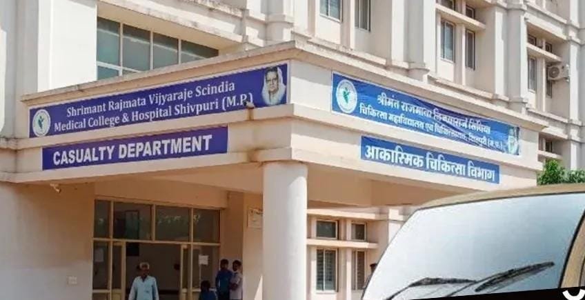 युवक की लाश को लोडिंग ऑटो से मेडिकल कॉलेज परिसर में फेंक कर भाग गए दोस्त