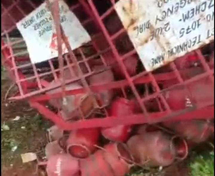 गाय को बचाने में पलटा सिलेंडर से भरा ट्रक, शिवपुरी-गुना हाईवे पर बड़ा हादसा टला