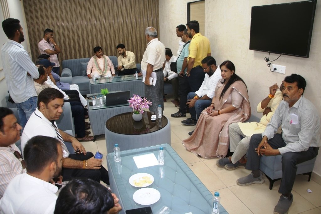 हवाई सेवाओं के विस्तार के लिए सांसद ने ली बैठक