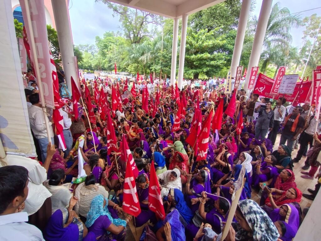 गुना में नहीं दिखा हड़ताल का दम, रैली निकालकर कलेक्टोरेट पहुंचे श्रमिक संगठन