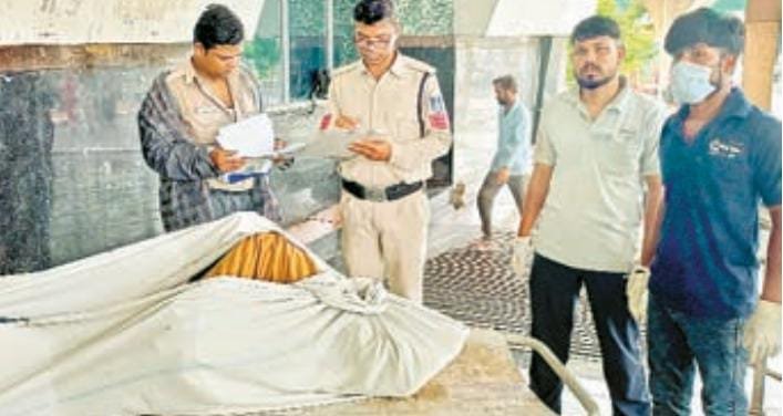 प्रतीक्षालय में पड़ी मिली लाश 