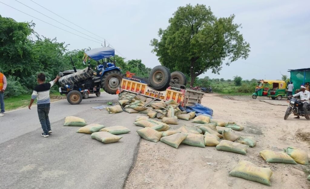 सीमेंट की 300 बोरी से भरी ट्रैक्टर ट्राली पलटी, यातायात ठप्प