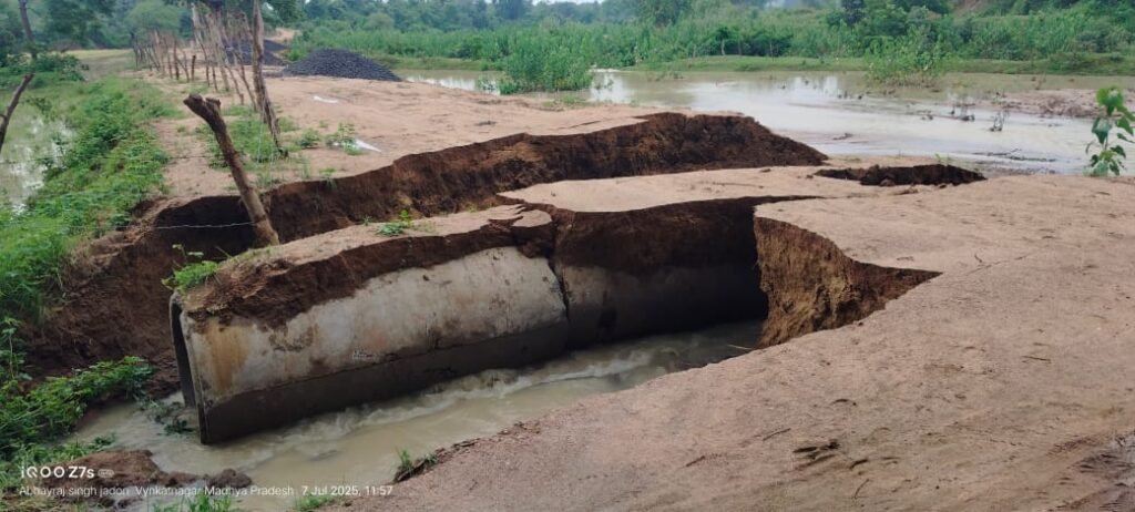 पहली बारिश में ही बह गई 15 लाख की सड़क