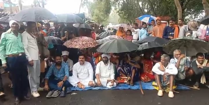 खाद की मांग: किसानों के साथ सड़क पर बैठे विधायक,3 घंटे बंद रहा रहा अमरकंटक मार्ग 