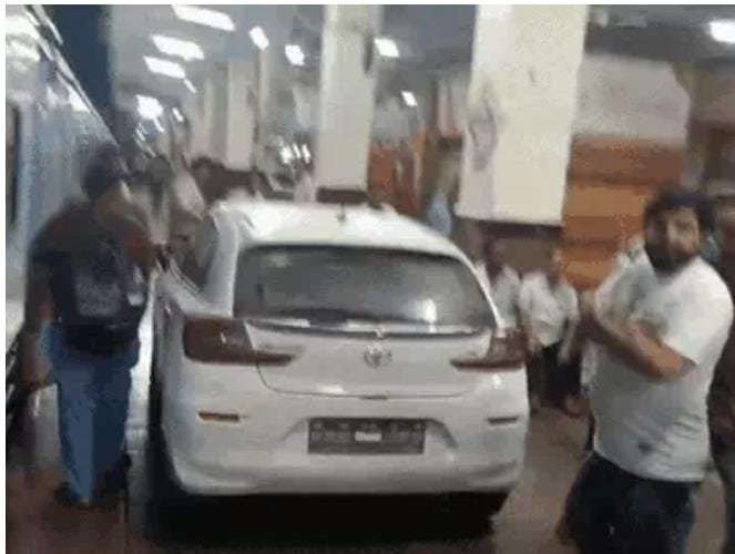स्टेशन के प्लेटफॉर्म पर कार लेकर पहुंचा युवक, ट्रेन के सामने लगाई गाड़ी
