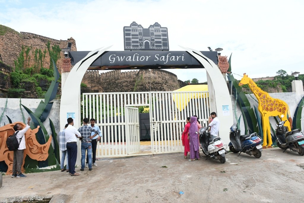 ऑनलाइन टिकट बुक कर वेस्ट टू वंडर पार्क में किया प्रवेश