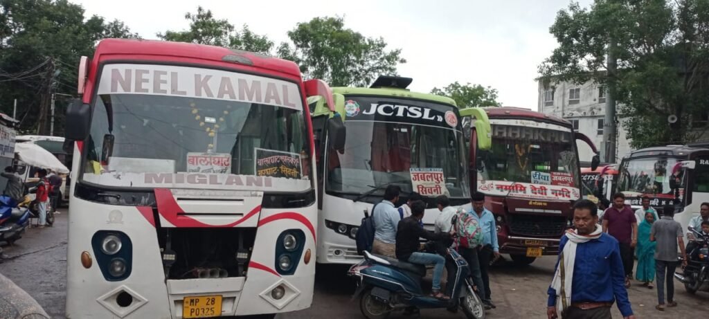 हड़ताल: एक साथ थम गाए बसों के पहिए