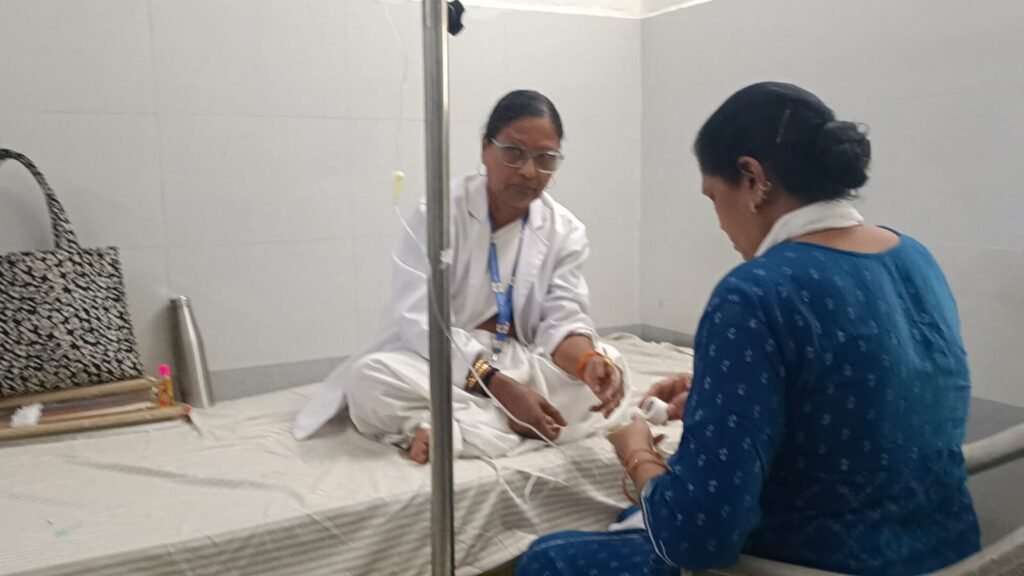 अस्पताल में ड्यूटी पर मौजूद नर्सिंग आफिसर को सांप ने डंसा