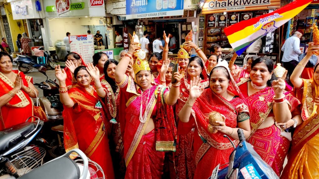 विश्व शांति की कामना से दी गई यज्ञ में आहुतियां, गाजे-बाजे के साथ निकली भव्य शोभायात्रा