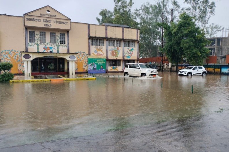 बारिश से पानी-पानी हुआ शहर, कई सडक़ें और गलियां हुई जलमग्न