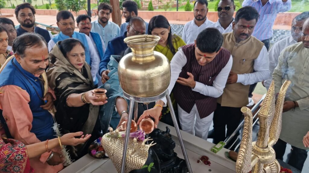 आल इंडिया काउंसिल ऑफ मेयर्स के सदस्यों ने ग्राम सिहोरा पहुंच कर पूजा अर्चना की