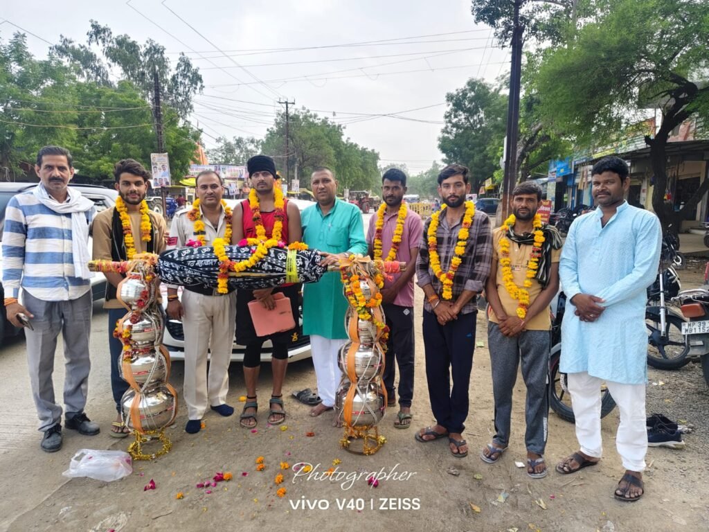 भक्ति की शक्ति:168 किमी दूर उज्जैन से 71 लीटर शिप्रा जल कांधो पर पैदल लेकर गांव जा रहा भक्त