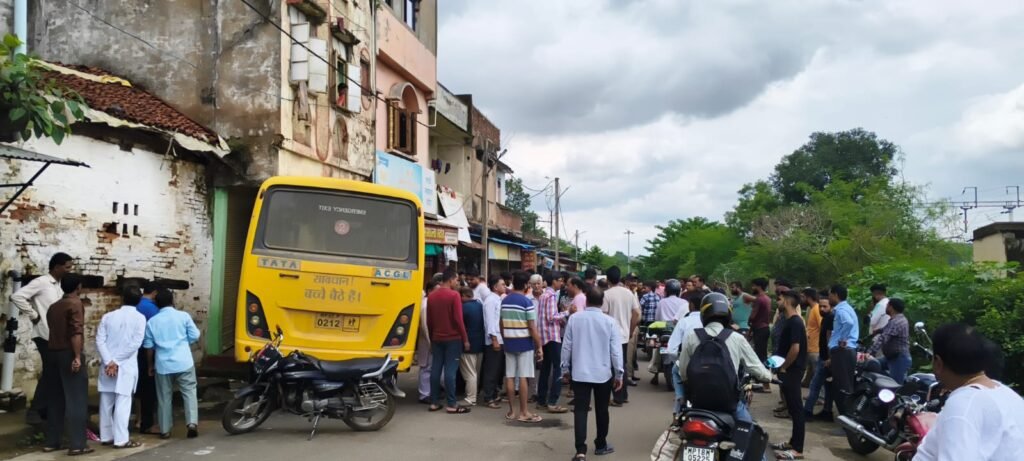 स्कूल बस अनियंत्रित होकर घर में घुसी