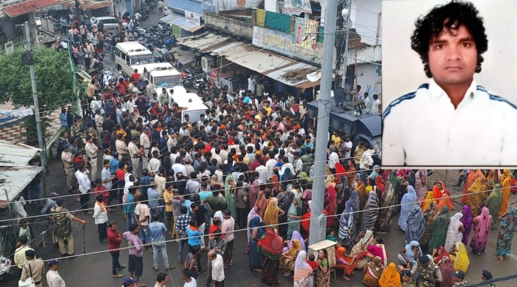 युवक की हत्या के विरोध में रैकवार समाज के लोगों ने किया प्रदर्शन