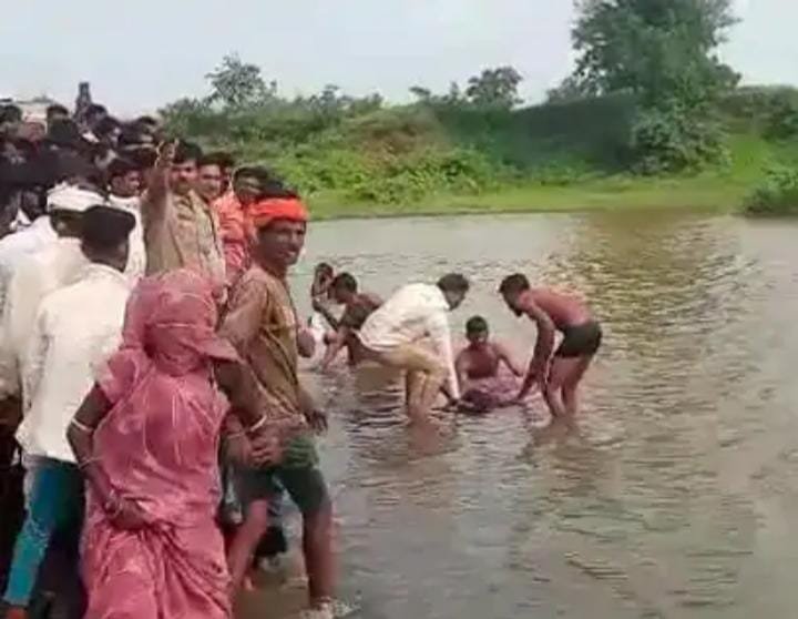 कुआ झागर में खेल रहे बच्चे पानी में कूदे, बचाने में मां की मौत