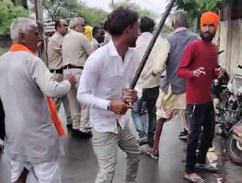 अदालत के बाहर दो पक्षों में जूतम पैजार: भांजी लाठियां महिलाओं को भी नहीं बख्शा