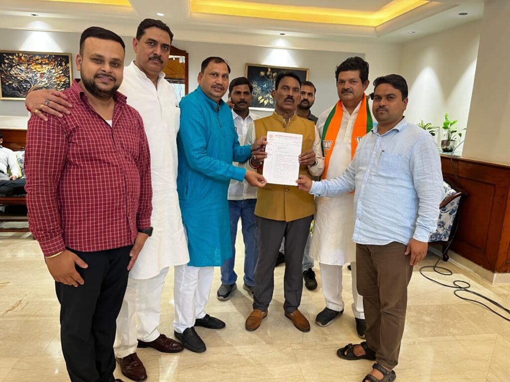जेयू: स्थायी कर्मियों ने प्रभारी मंत्री व विधायकों को सौंपा ज्ञापन