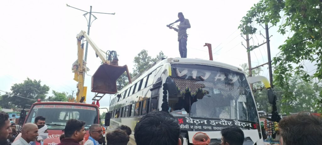 बस की ठोकर से नगर पालिका की क्रेन में सवार लाइनमैन बाल-बाल बचा 