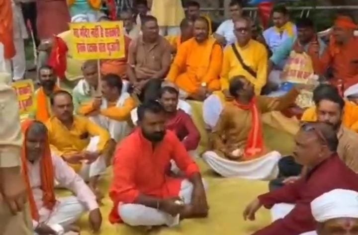 ग्वालियर कलेक्ट्रेट के बाहर पुजारियों का प्रदर्शन