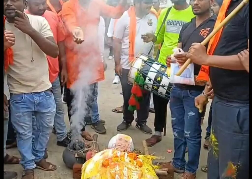 हिंदू संगठनों ने निकाला अर्थी जुलूस 