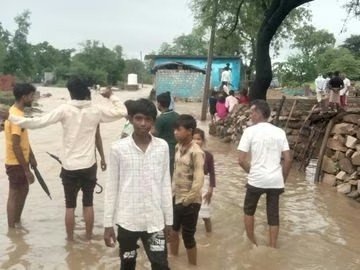 शिवपुरी के कुंअरपुर में तालाब की पार टूटी, गांव में घुसा पानी, अनाज और सामान बहा