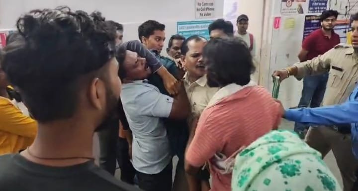 स्कूटी पेड़ से टकराई, 14 वर्षीय छात्र की मौत 