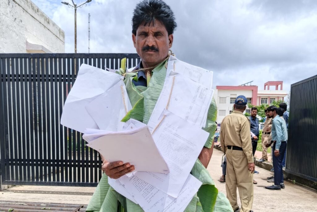 सरकारी ज़मीन बचाने के लिए ‘केले के पत्तों’ में पहुंचा पन्नालाल सेन