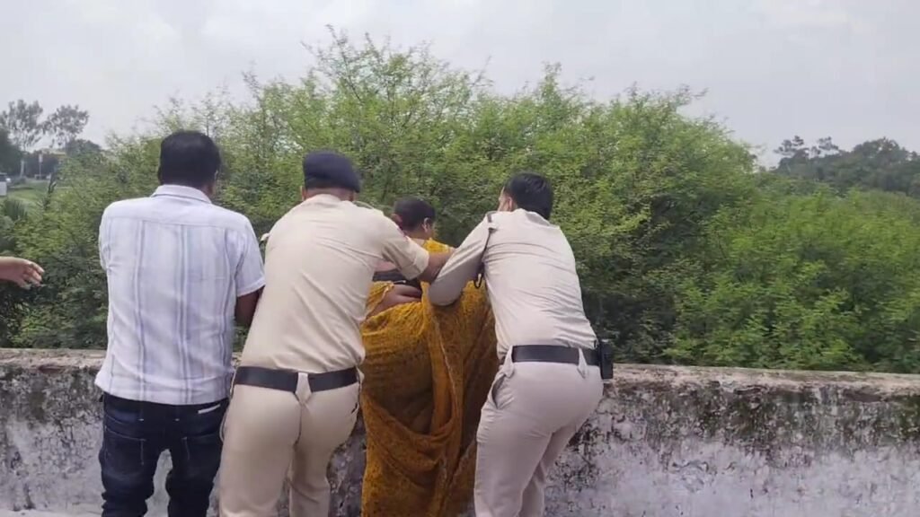 जनसुनवाई में हड़कंप: महिला ने कलेक्टर कार्यालय की छत पर चढ़कर दी जान देने की चेतावनी