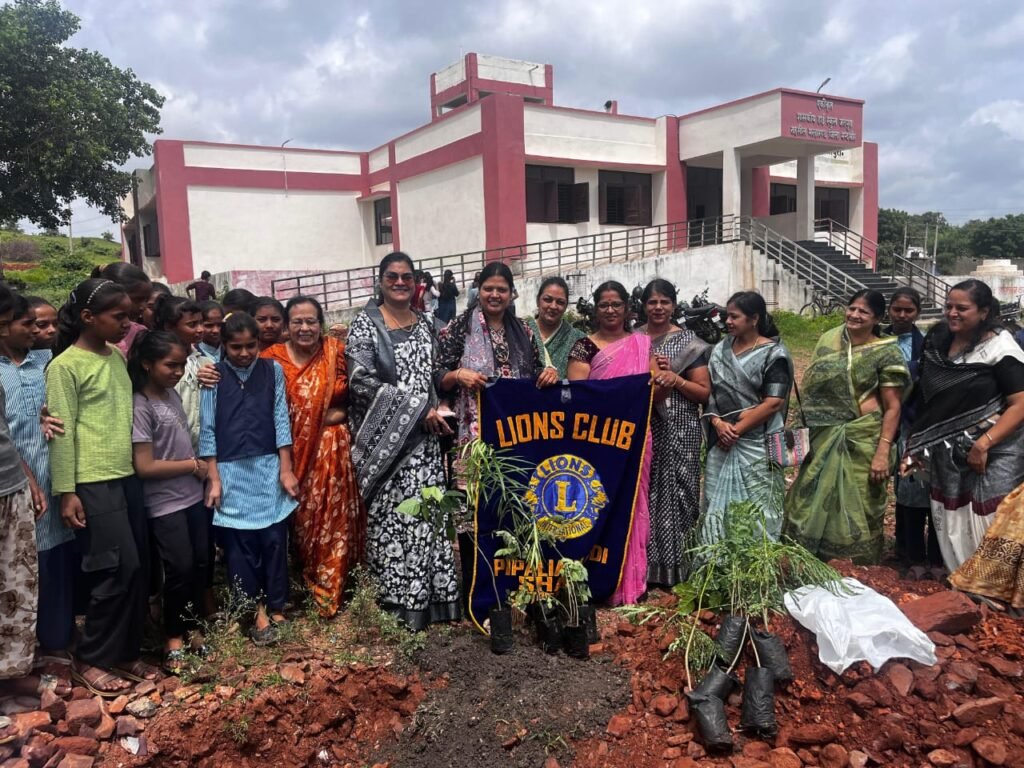 स्कूल में पौधारोपण कर पर्यावरण बचाने का संदेश