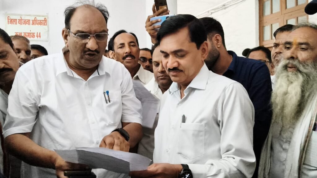 चौरई विधायक ने अवैध रेत खनन पर जताई आपत्ति, नदियां और सड़कें बर्बाद हो रहीं, ज्ञापन