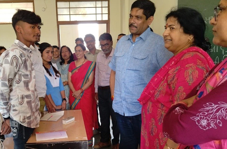 विधायक सुदेश राय ने किया शासकीय शाला का निरीक्षण