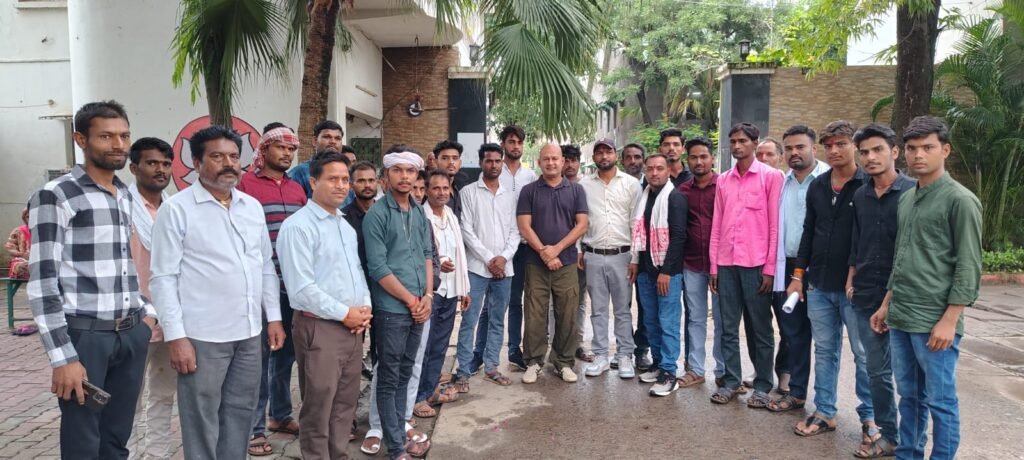 खजरी ग्रामवासी मिले सिद्धार्थ से, जल की बताई विकट समस्या..