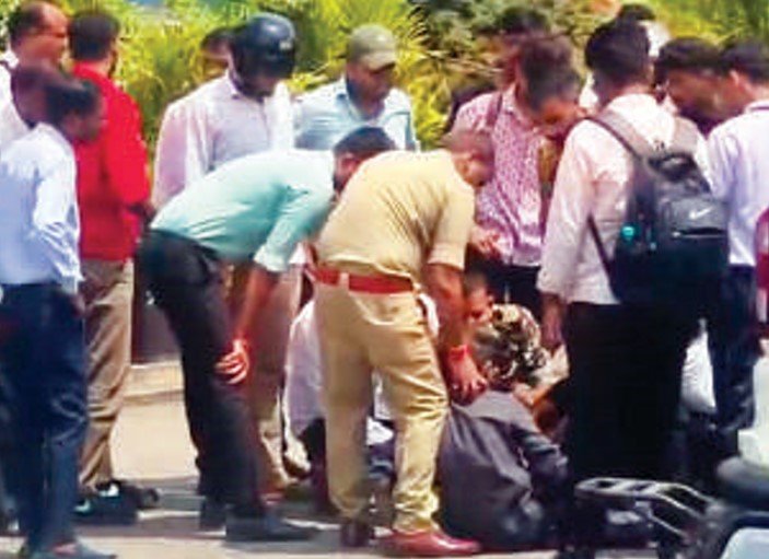 सड़क पर बेसुध पड़ा था युवक, DCP ने खुद उठाया और अस्पताल पहुंचाया