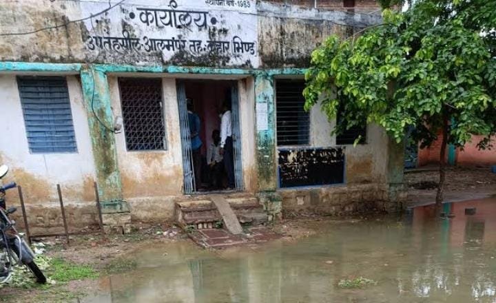 कलेक्टर ने आलमपुर लोक सेवा केन्द्र संचालक पर 50 हजार रूपये का लगाया जुर्माना