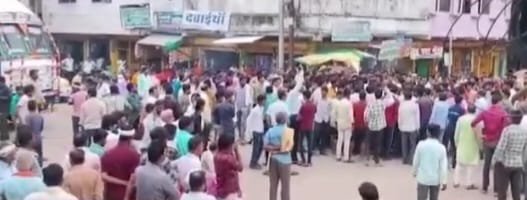 खाद के लिए परेशान किसानों ने किया चक्का जाम