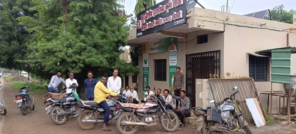 खाद नही मिलने से निराश होकर लोटे किसान