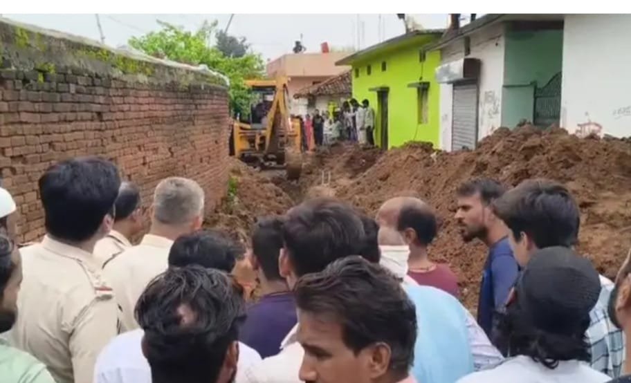 सीवर लाइन कार्य के दौरान हादसा, दो मजदूर मिट्टी में दबे
