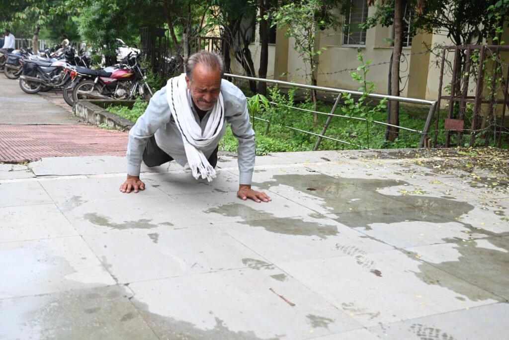 पिंड भरते हुए एसपी के पास पहुंचा फरियादी