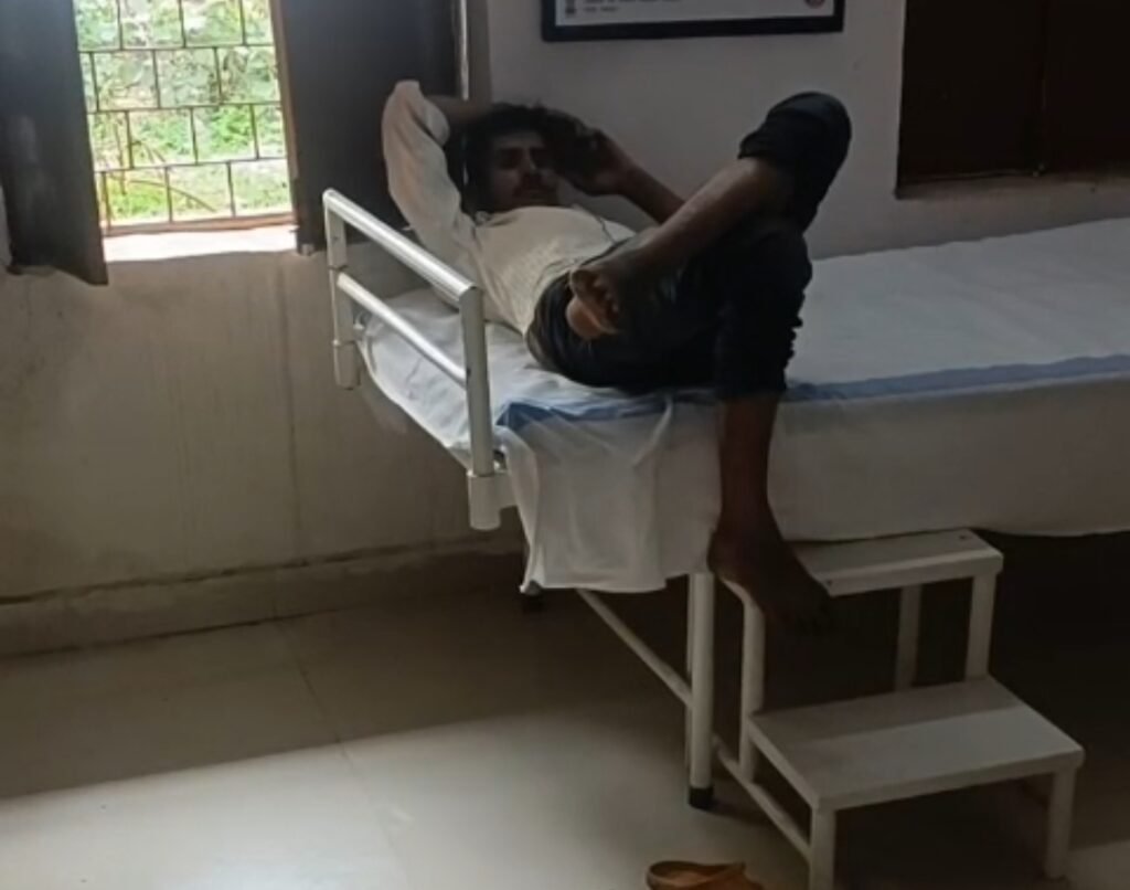नशे में युवक पहुंचा अस्पताल, डर कर भागी सीएचओ, पुलिस में शिकायत के लिए भी भटकना पड़ा